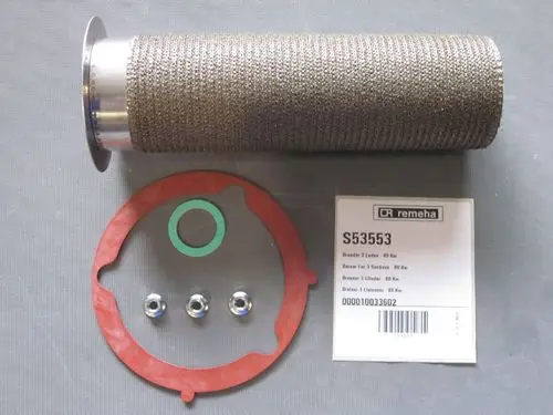 Brennerkomponente von Remeha mit einem zylindrischen Teil, einem roten Dichtungsring und drei Metallmuttern, die auf einer grauen Oberfläche angeordnet sind.